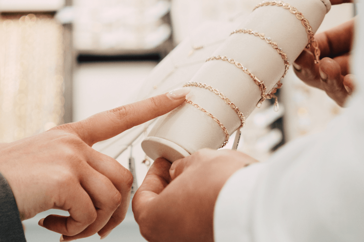 de ce aurul galben rămâne o alegere sigură pentru bijuterii purtate zilnic