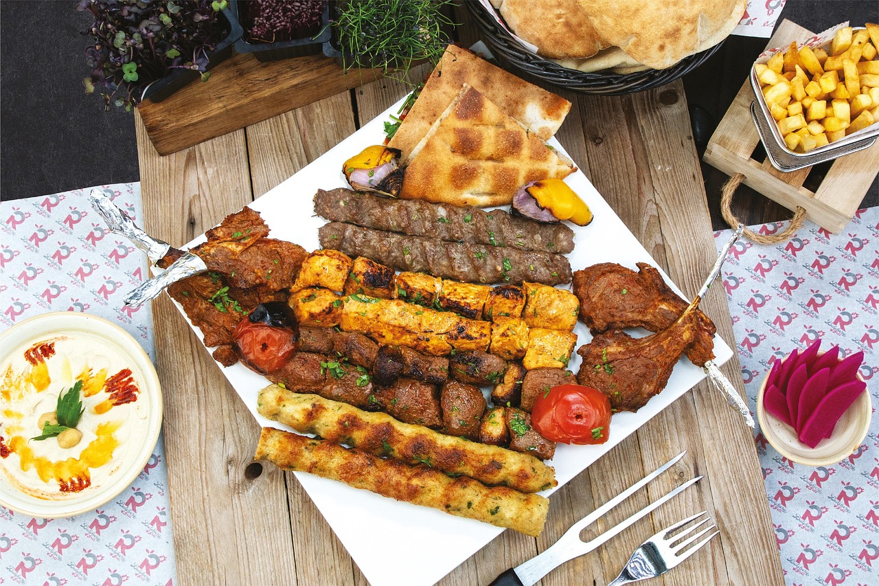 Varianta de casa pentru kebabul din carne de pasare, bine asezat in lipie